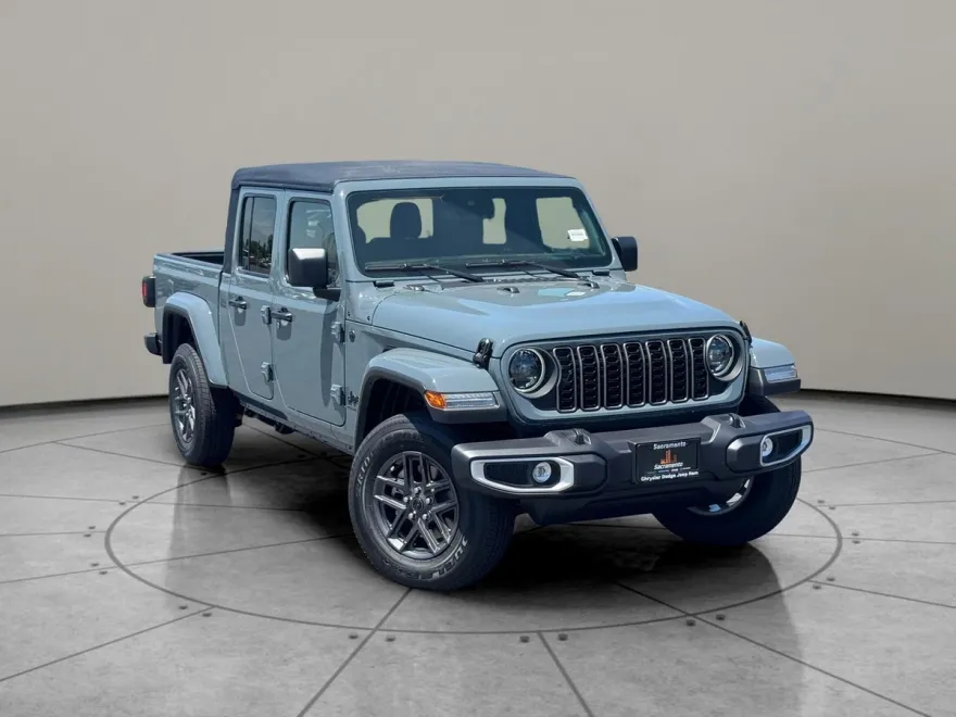 2025 Jeep Gladiator Sport S photo 1