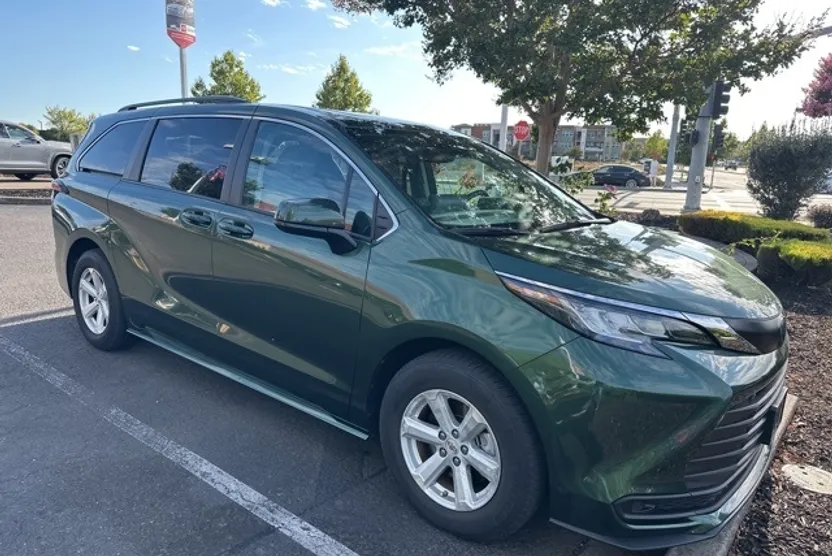 2022 Toyota Sienna LE photo 1