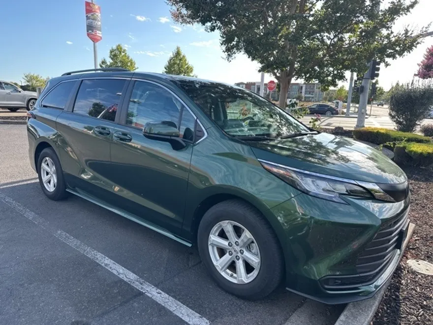 2022 Toyota Sienna LE photo 1