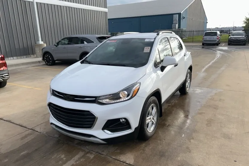 2022 Chevrolet Trax LT photo 1