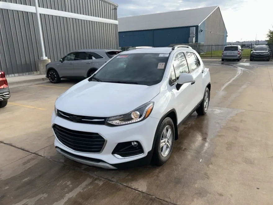 2022 Chevrolet Trax LT photo 1
