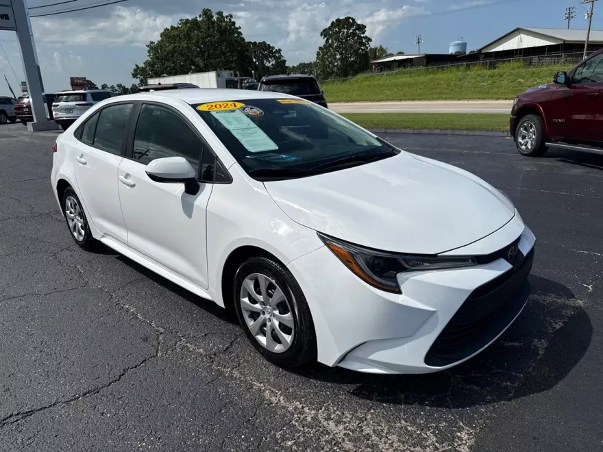 2024 Toyota Corolla LE photo 1