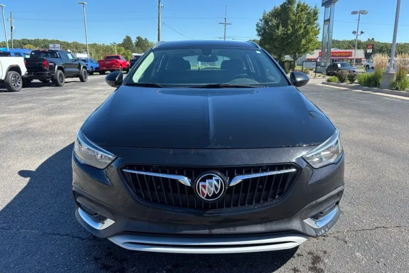 2018 Buick Regal TourX Essence photo 1