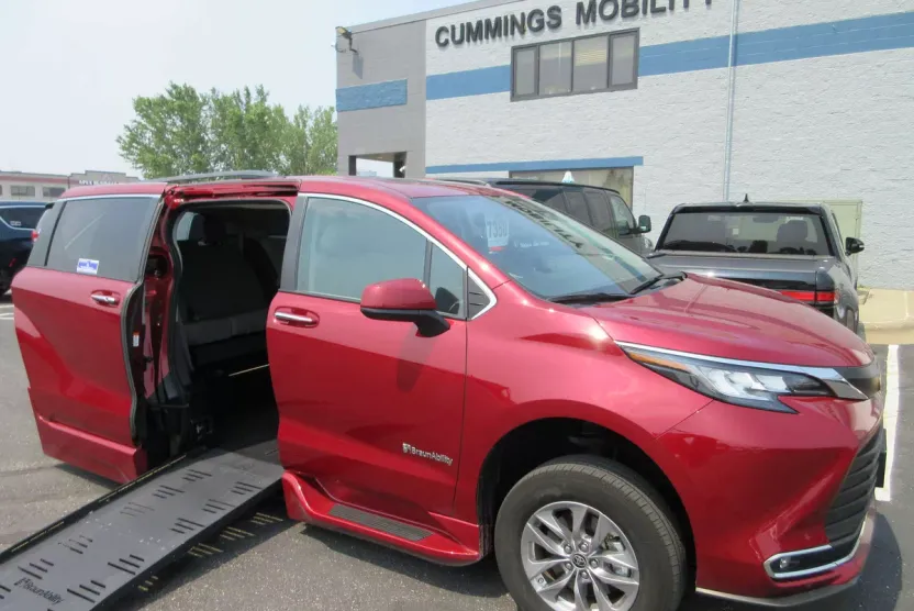 2022 Toyota Sienna XLE photo 1
