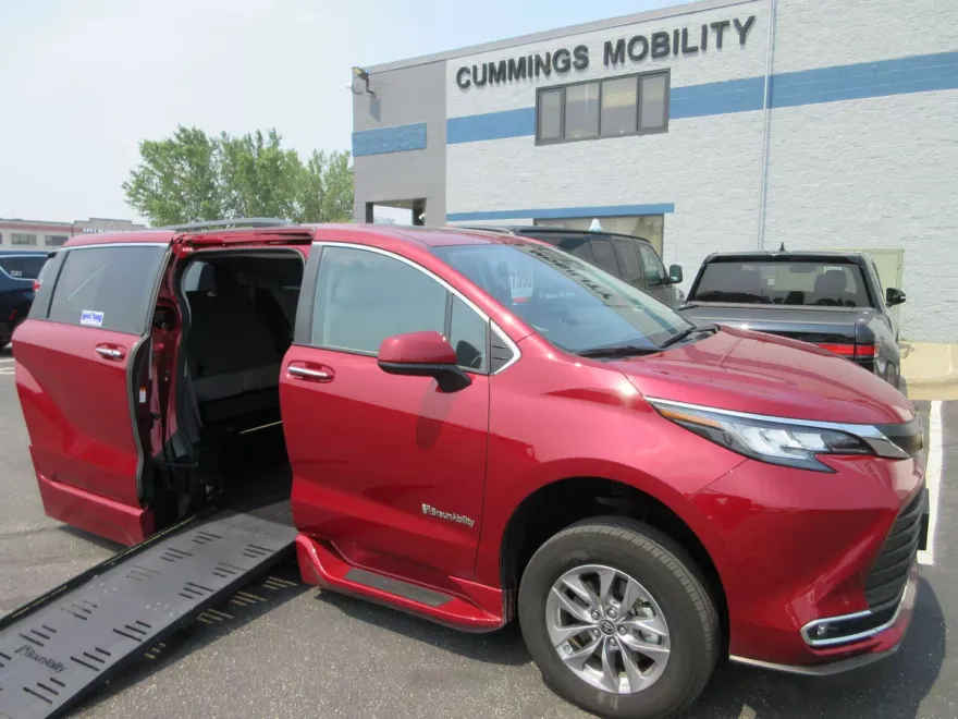 2022 Toyota Sienna XLE photo 1