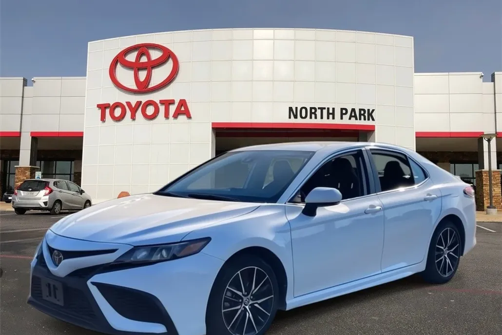 2024 Toyota Camry SE photo 1