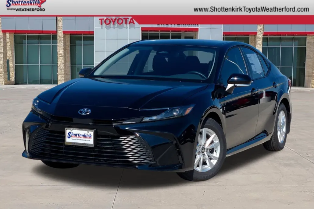 2025 Toyota Camry LE photo 1