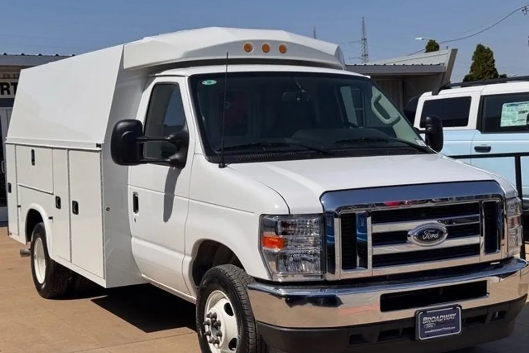 2025 Ford E-350 photo 1