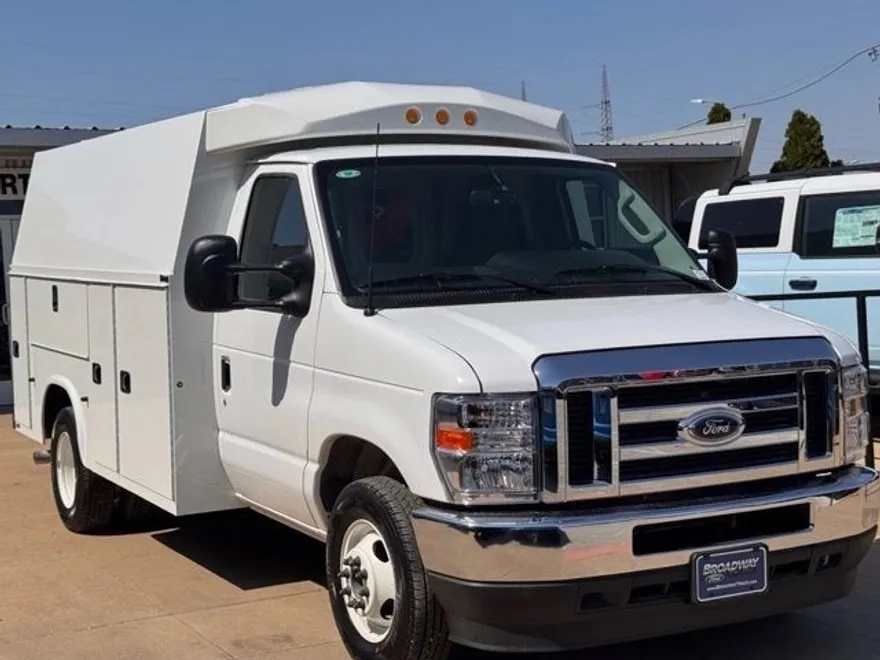 2025 Ford E-350 photo 1