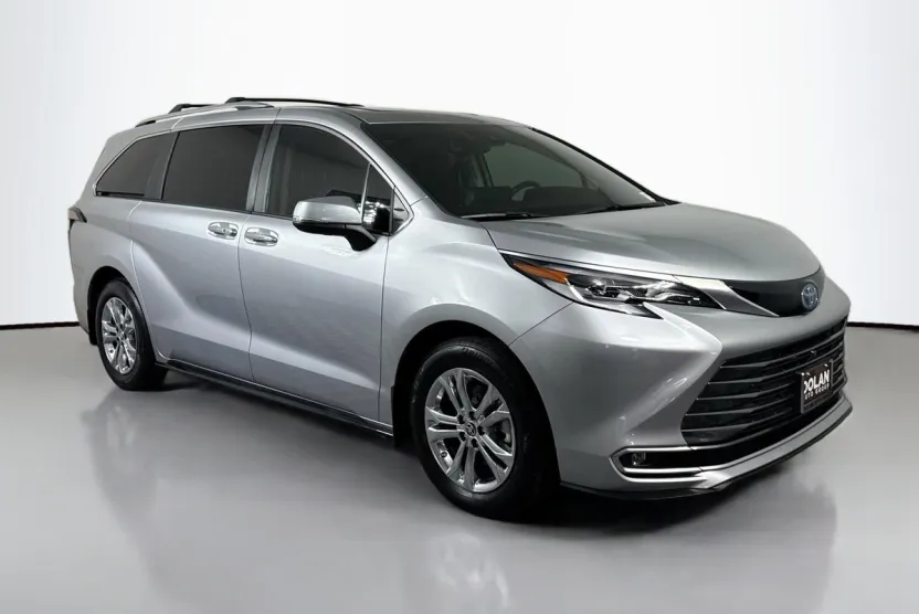 2023 Toyota Sienna Platinum photo 1