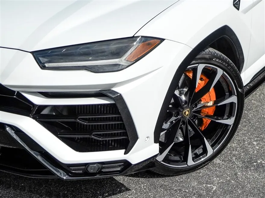 2022 Lamborghini Urus photo 3