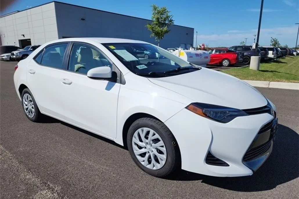 2019 Toyota Corolla LE photo 1