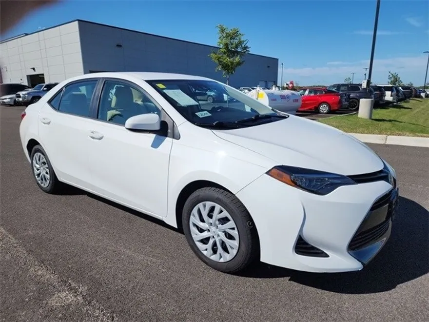 2019 Toyota Corolla LE photo 1