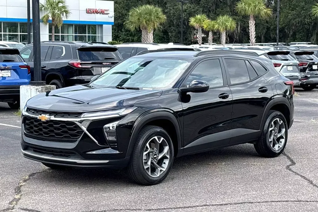 2024 Chevrolet Trax LT photo 1