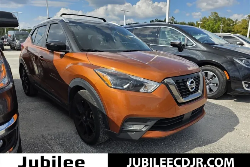2020 Nissan Kicks SR photo 1