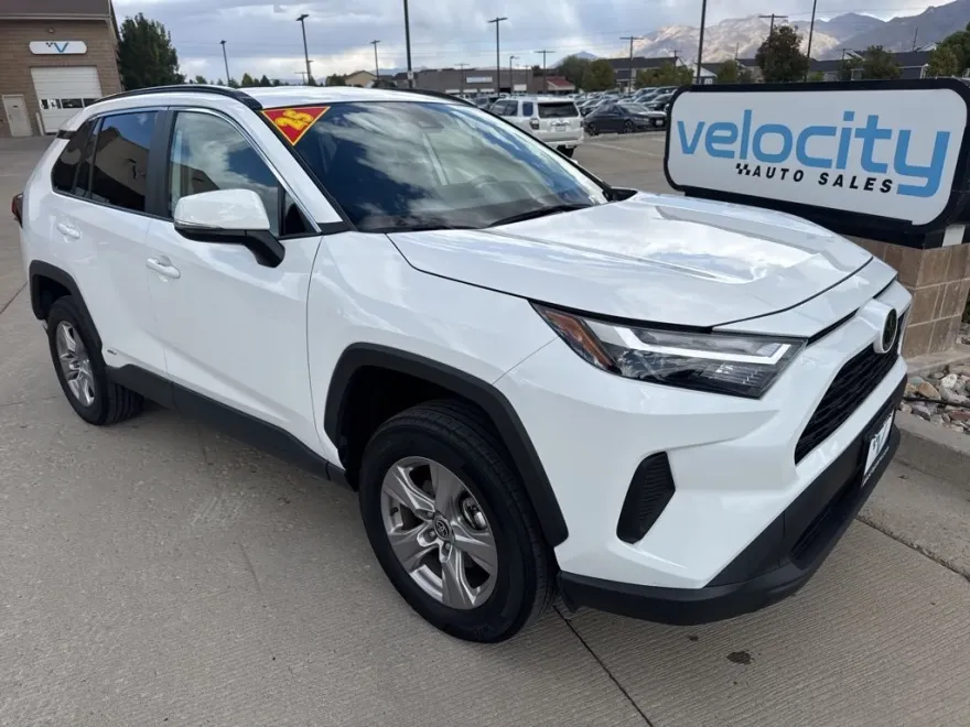 2025 Toyota RAV4 Hybrid XLE photo 1