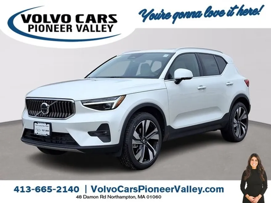 2025 Volvo XC40 AWD photo 1