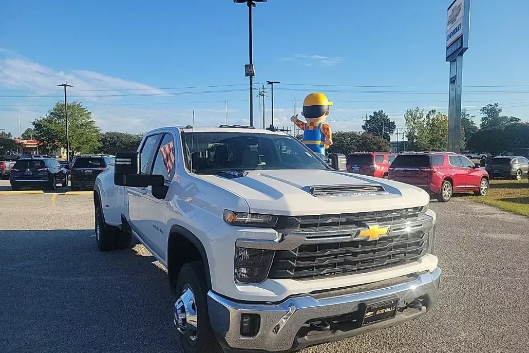 2024 Chevrolet Silverado 3500HD LT photo 1