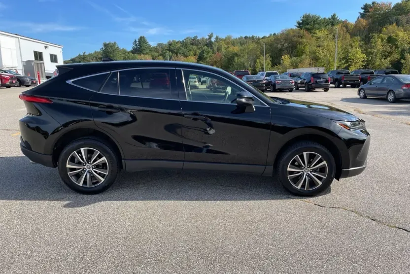 2022 Toyota Venza LE photo 1