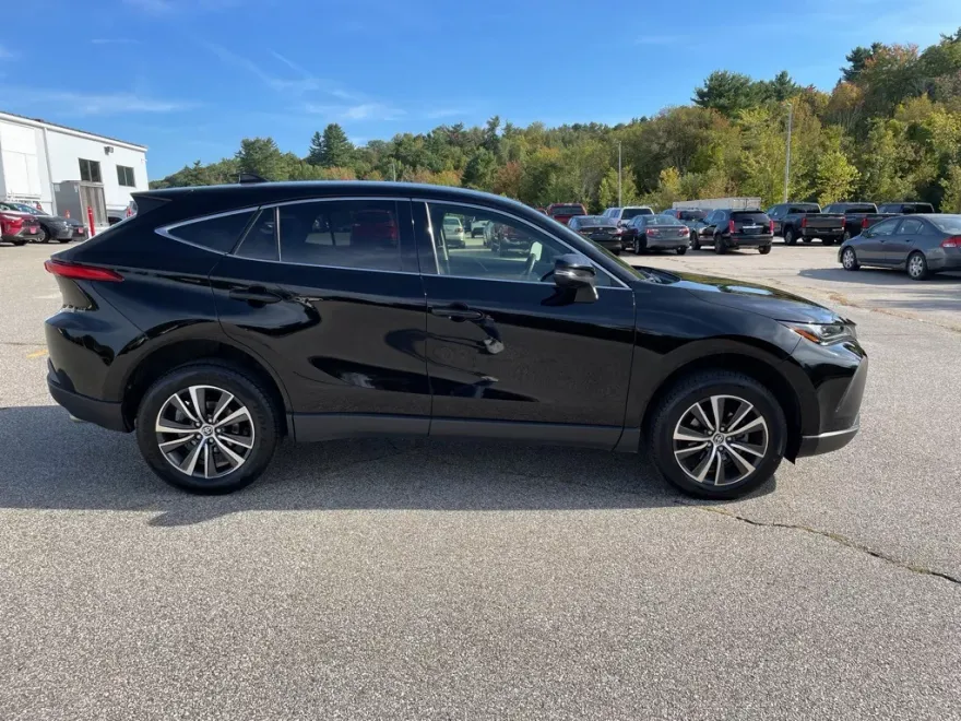 2022 Toyota Venza LE photo 1