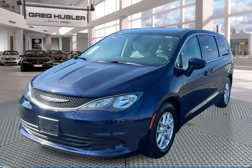 2017 Chrysler Pacifica Touring photo 1