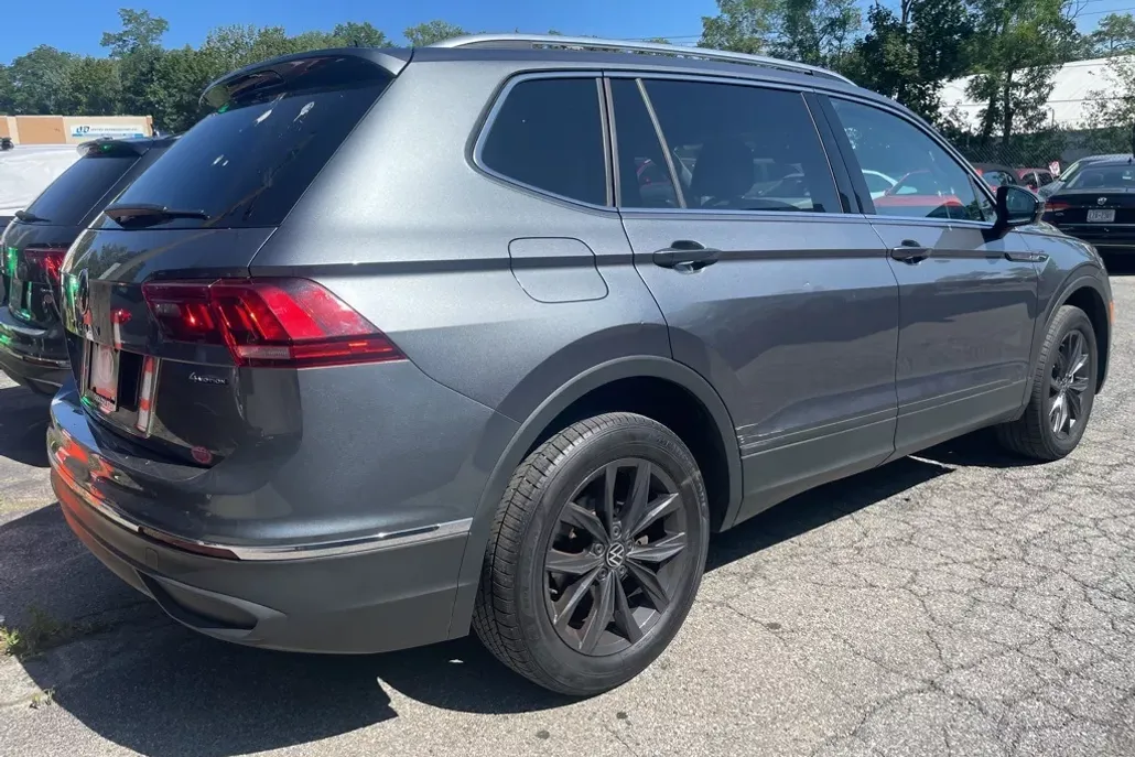 2022 Volkswagen Tiguan SE photo 1