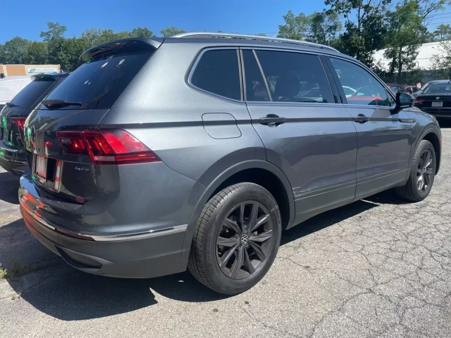 2022 Volkswagen Tiguan SE photo 1