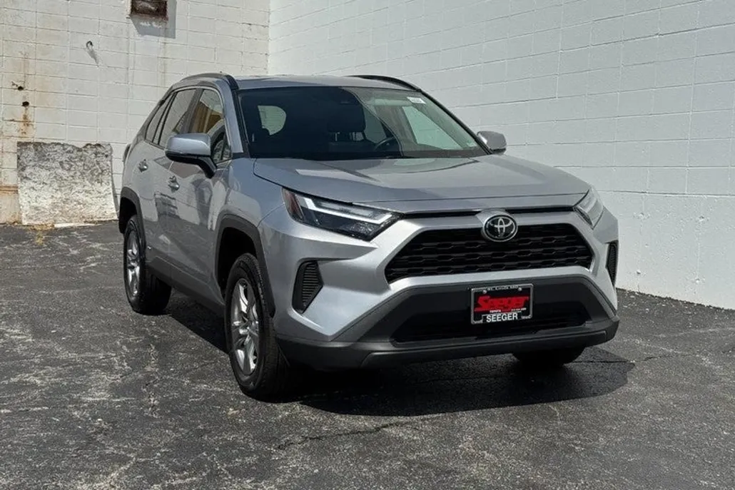 2025 Toyota RAV4 Hybrid XLE photo 1