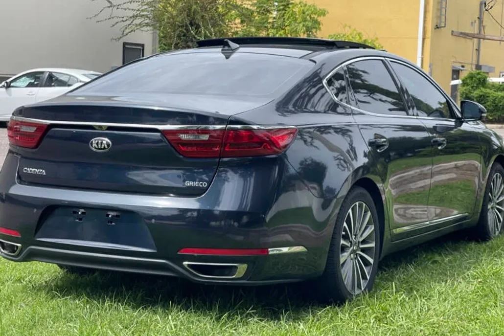 2017 Kia Cadenza Premium photo 1
