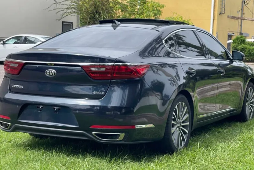 2017 Kia Cadenza Premium photo 1