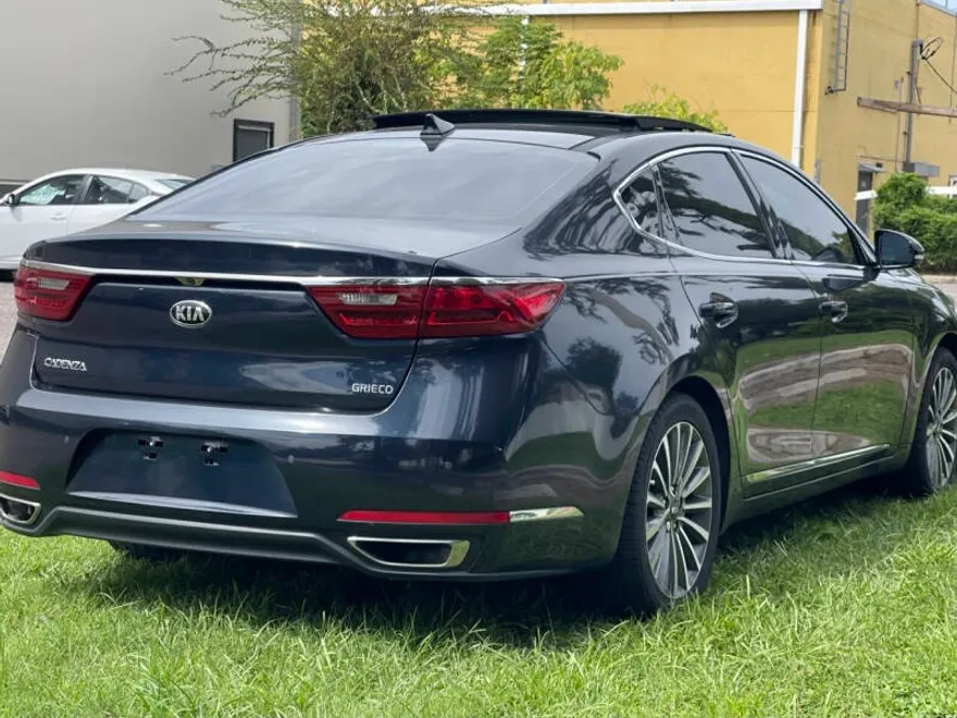 2017 Kia Cadenza Premium photo 1