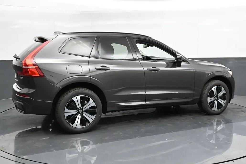 2025 Volvo XC60 T8 Hybrid photo 1