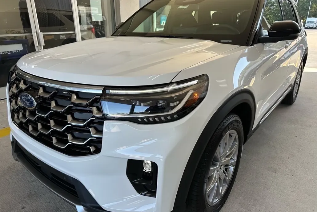 2025 Ford Explorer Platinum photo 1