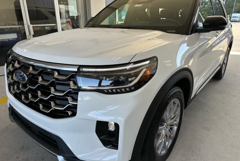 2025 Ford Explorer Platinum photo 1