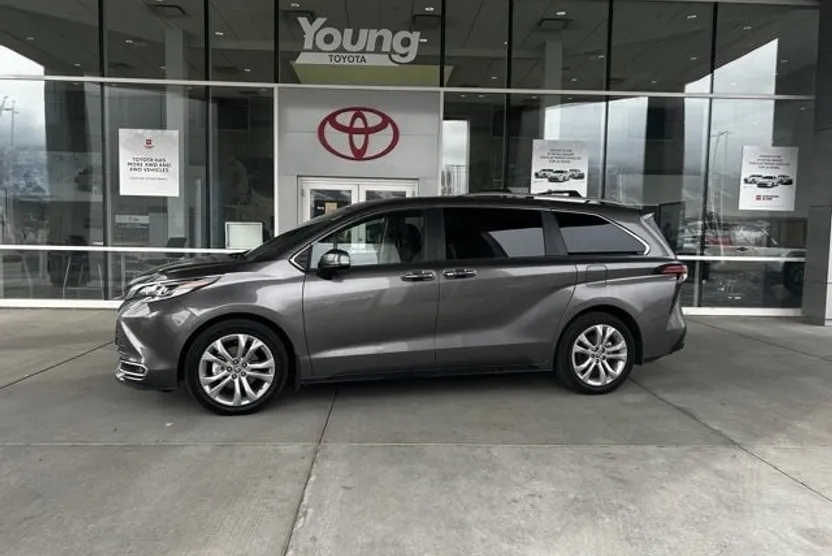 2023 Toyota Sienna Platinum photo 1
