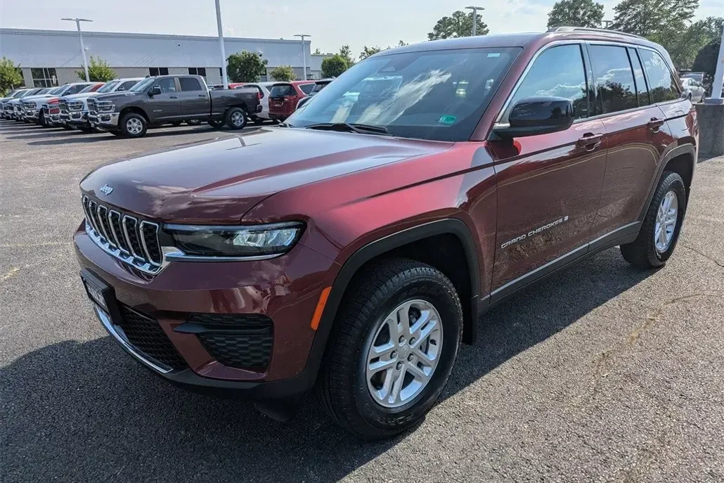 2025 Jeep Grand Cherokee Laredo photo 1