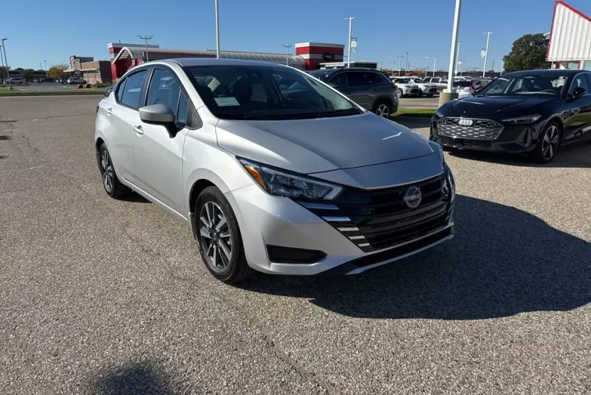 2025 Nissan Versa 1.6 SV photo 1