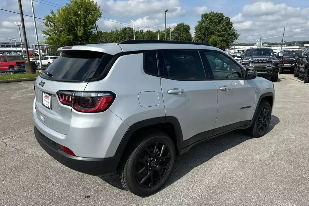 2025 Jeep Compass Latitude photo 1