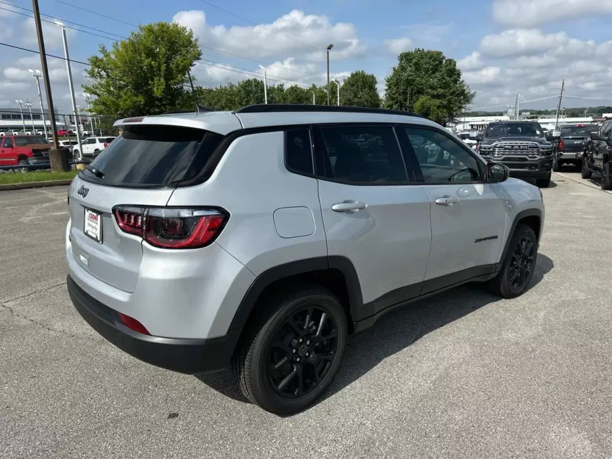2025 Jeep Compass Latitude photo 1