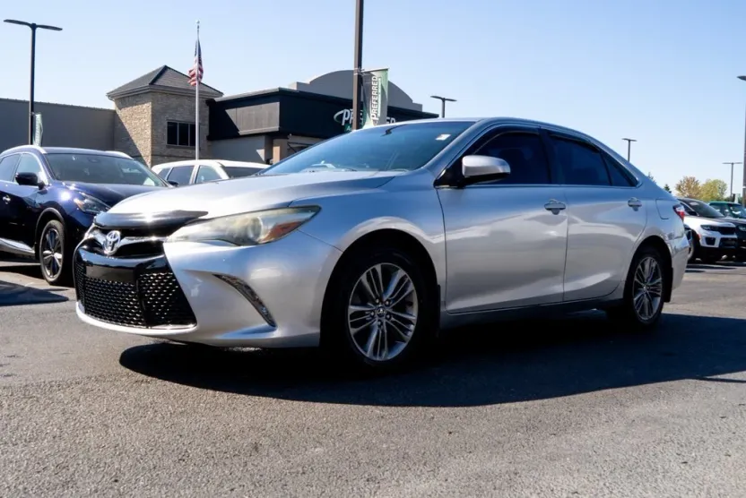2017 Toyota Camry LE photo 1