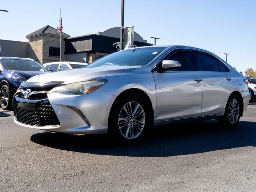 2017 Toyota Camry LE photo 1