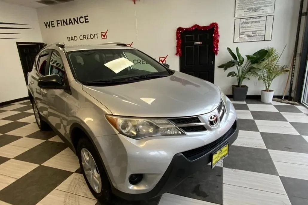2015 Toyota RAV4 LE photo 1