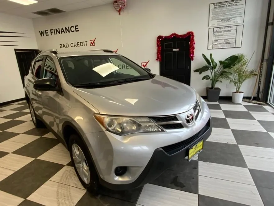 2015 Toyota RAV4 LE photo 1