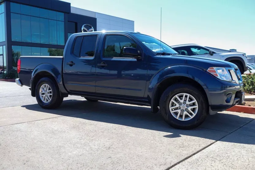 2017 Nissan Frontier Crew Cab SV photo 1