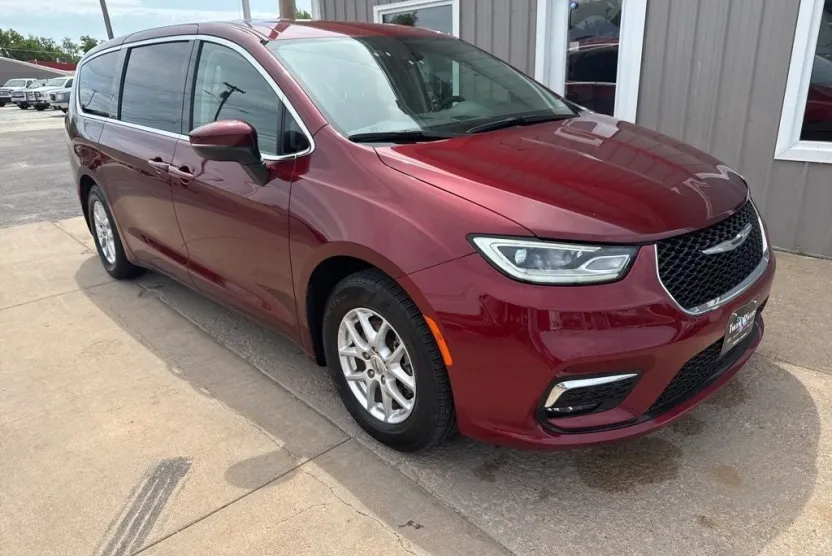 2023 Chrysler Pacifica Touring L photo 1