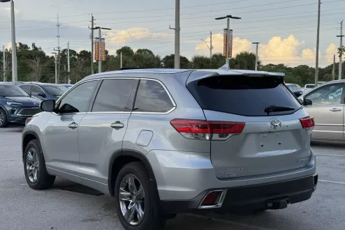 2019 Toyota Highlander Limited Platinum photo 2
