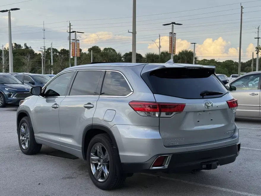 2019 Toyota Highlander Limited Platinum photo 2