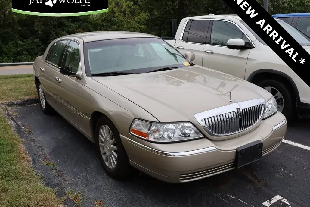 2004 Lincoln Town Car Executive Signature photo 1