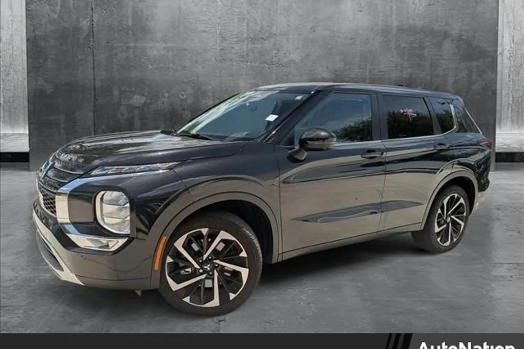 2024 Mitsubishi Outlander SE photo 1