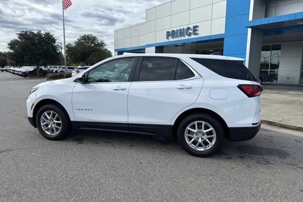 2023 Chevrolet Equinox LT photo 1